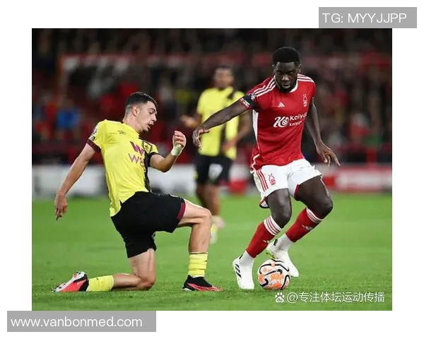 流浪者队与华沙队的激烈对抗揭示足球战术与团队精神的较量